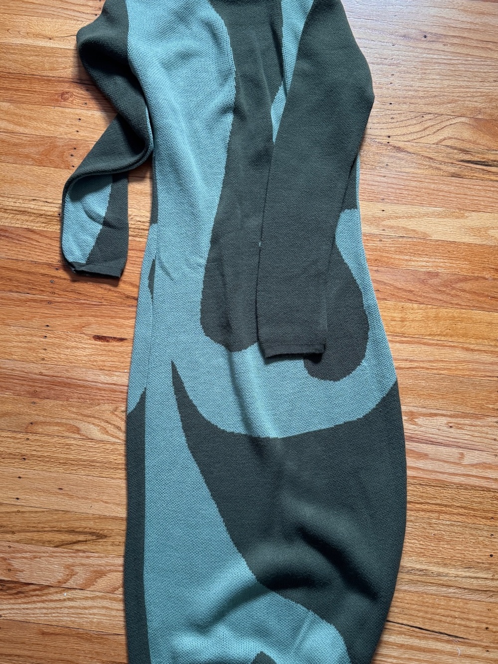 PrettyLittleThing open back Two-Tone Knit Long Sleeve Dress i